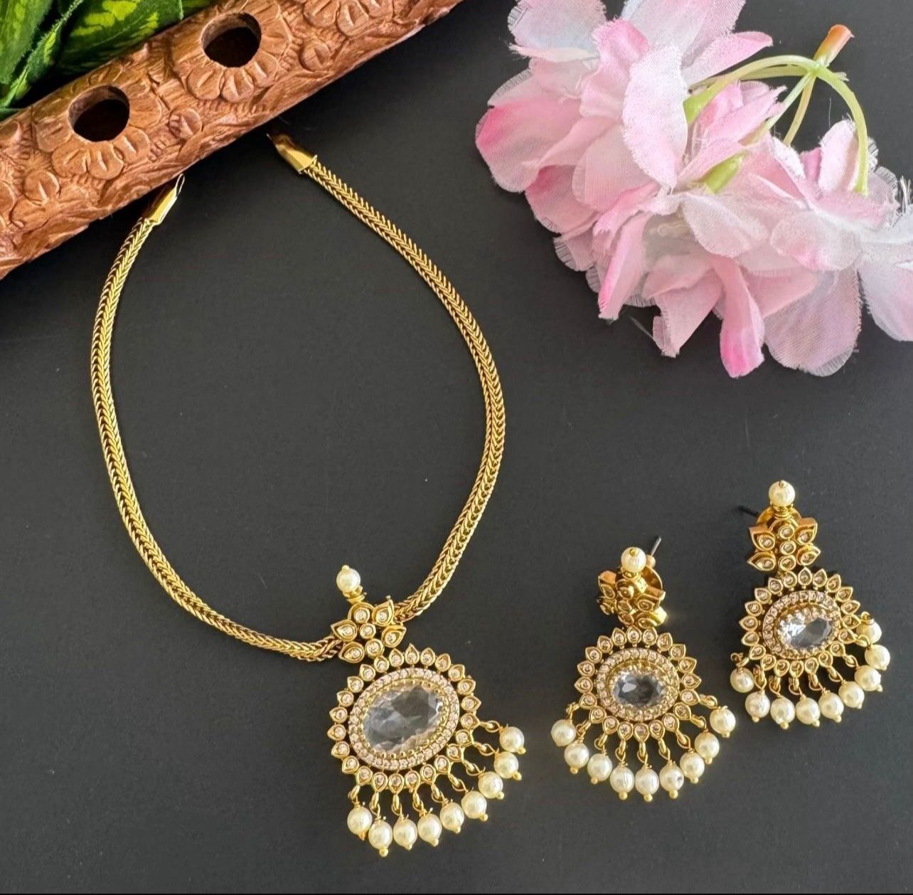 Matt Necklace With Earring White Sn0233